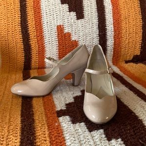 Naturalized N5 Comfort Nude/Beige Heels Size 9